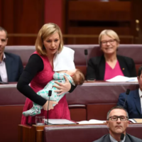 La teta y el parlamento: una senadora australiana presenta una moción mientras amamanta a su bebé