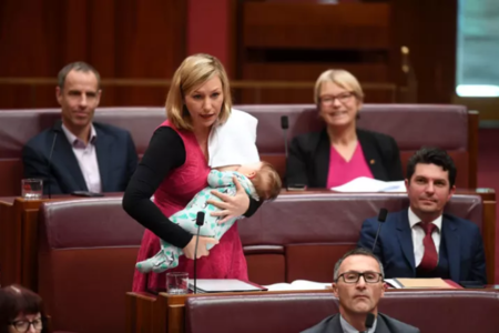 La teta y el parlamento: una senadora australiana presenta una moción mientras amamanta a su bebé