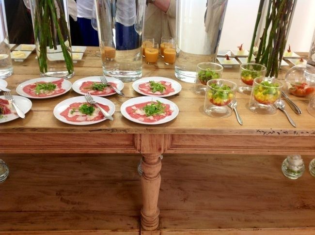 Una mesa buffet para reunirse y disfrutar del verano