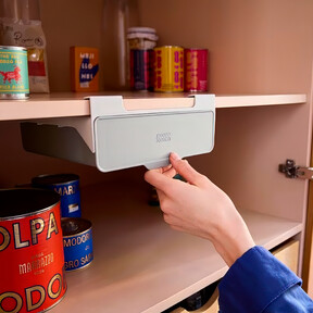 Fichamos el accesorio que mantiene el orden a raya en los armarios y se instala fácilmente sin tornillos, ni taladros 