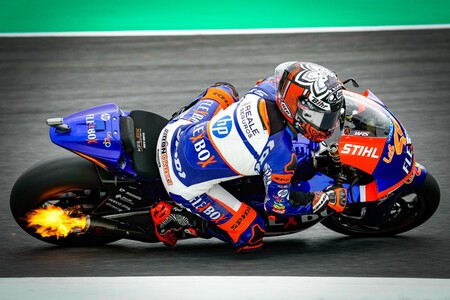 Arón Canet le gana la batalla por la pole a Fermín Aldeguer en una interminable y húmeda qualy de Moto2