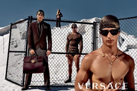 Benjamin, Nathaniel y Lukasz protagonizan la nueva campaña para la próxima primavera de Versace