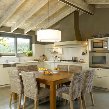 La espectacular reforma de esta cocina que aprovecha el espacio al máximo: ahora tiene zona de lavadora y planchado súper elegante, oculta y práctica