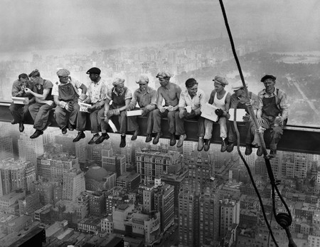 Fotos míticas de la historia: 'Los hombres de la viga', la imagen anónima de los obreros jugándose la vida