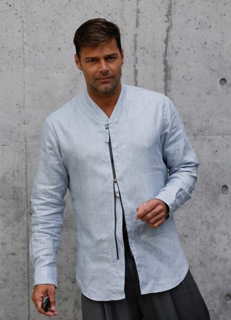 Ricky Martin arriesga y gana en el desfile de Giorgio Armani
