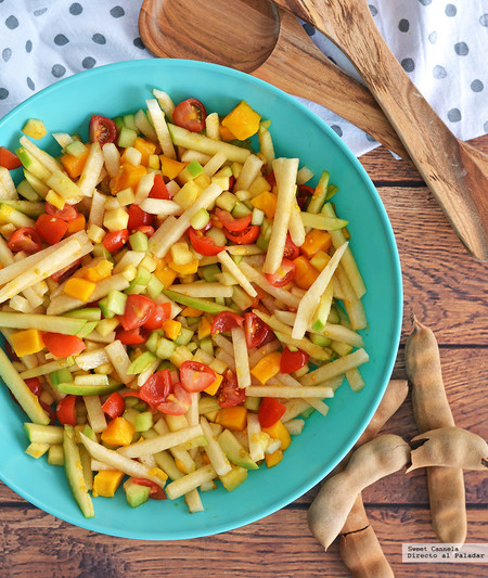 Ensalada de frutas y verduras con aderezo de tamarindo. Receta para un día caluroso