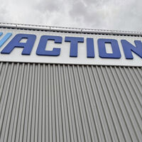 Hoy, en Action, el despertador futurista con luz y base de carga inalámbrica para tu móvil 