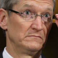 "Te juro que está ahí". El CEO de Apple encuentra un iPhone en una pintura de 1670 y no sabe cómo reaccionar  