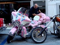 El color de una moto conducida por una mujer ¿Rosa o no?