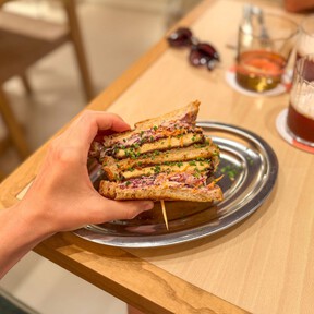El restaurante de Barcelona que demuestra que la cocina vegetal solo necesita ser amigable para destacar, sin imitar a la carne  