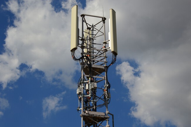 México quiere 5G industrial: empresas ya pueden competir por frecuencias para automatizar fábricas y conectar máquinas
