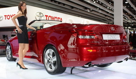 Lexus IS 250C en el Salón de París, muy bien acompañado