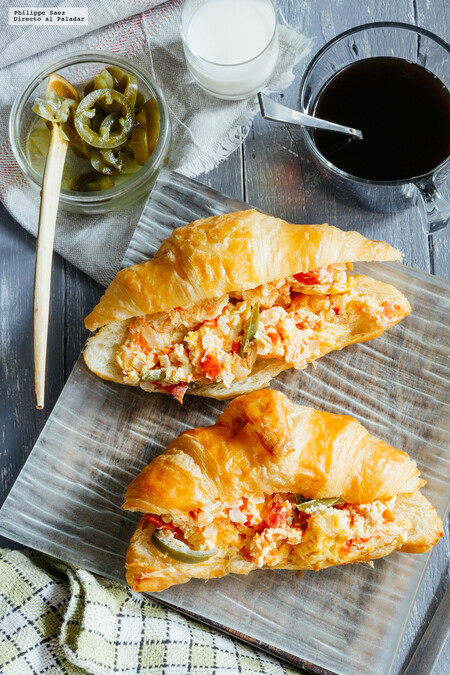 Cuernitos rellenos de huevos revueltos a la mexicana. Receta fácil de desayuno
