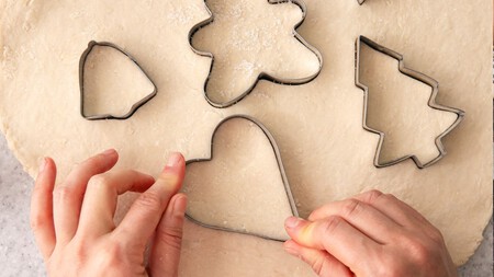 Parecen galletas pero no lo son: cómo hacer decoraciones navideñas con masa de sal con solo 3 ingredientes 