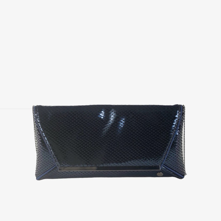 Cluth estilo cartera color marino, confeccionada en material con acabado con textura de piel de serpiente Volum
