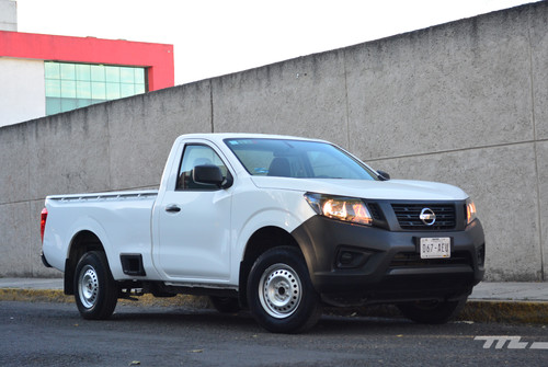 Llantas, A/C, volante y ya. La Nissan NP300 que probamos es una ganga