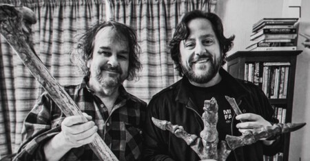 Jackson à esquerda e Ben Lamm, um dos fundadores da Colossal, à direita. Ambos com ossos de moa