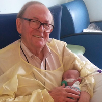 Muere el "Abuelo UCI" de cáncer, tras 15 años de regalar abrazos a decenas de bebés en la Unidad de Cuidados Intensivos