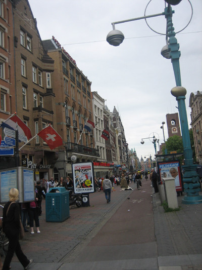 La avenida Damrak y la Bolsa (Ámsterdam)