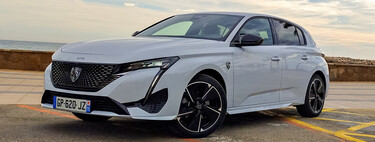 Probamos el Peugeot E-308, un coche eléctrico cómodo y eficiente con aires premium que no es barato