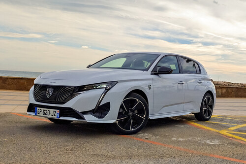 Probamos el Peugeot E-308, un coche eléctrico cómodo y eficiente con aires premium que no es barato