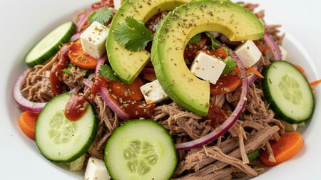 Salpicón de res con pepino, zanahoria y cebolla morada: la receta del chef Aquiles Chávez para disfrutar con tostadas o galletas saladas