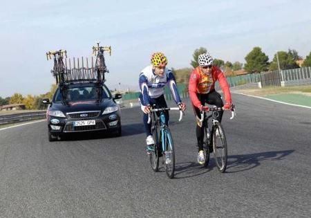 Mikko Hirvonen y Carlos Sastre en bici sobre el Jarama