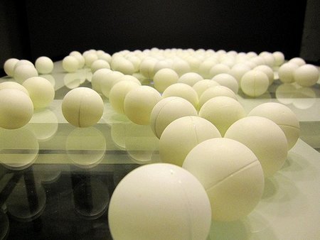 Pelotas de Ping-Pong que impactan sobre una superficie granular