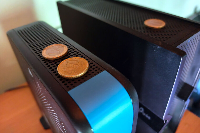Poner una moneda encima del router para mejorar el WiFi: la explicación física de por qué este truco no funciona