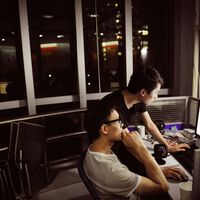 China se hizo famosa por sus jornadas laborales eternas. La solución ha sido echar a la calle a los empleados a su hora