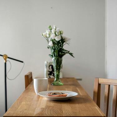 Aprende todos los pasos para limpiar tu mesa de madera y que luzca como nueva durante semanas