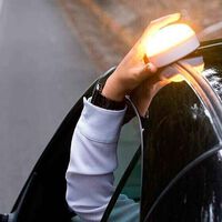 La Guardia Civil avisa: así debes guardar y usar la baliza V16 conectada en caso de emergencia