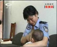La policía china que amamantó a bebés huérfanos en el seísmo es ascendida