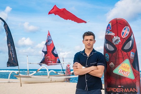 Tom Holland revive la camisa pijama para la promoción de Spider Man en Indonesia
