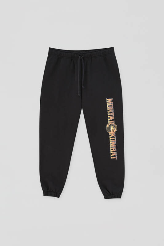 Pantalón jogger en negro con estampado