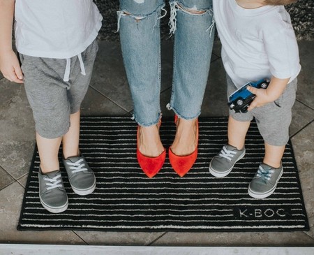Este felpudo con tejido inteligente promete eliminar las bacterias de nuestros zapatos antes de entrar en casa