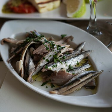 Ni fritas ni en vinagre: así preparan los vascos las anchoas más sabrosas y jugosas 