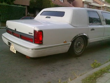 Alguien se ha dejado una limusina al lado de mi casa