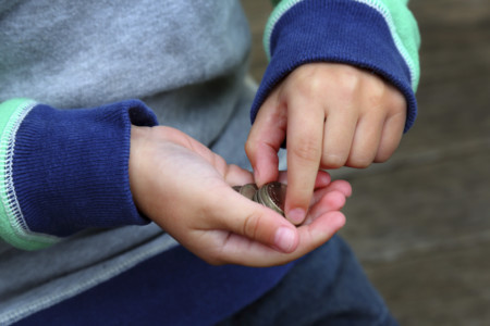 Un niño se atragantó con una moneda en el autobús del cole y la conductora le salvó la vida
