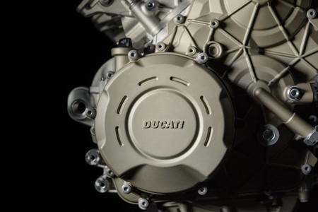 Un sonido que te alegrará el día: los 210 cv del V4 Ducati Desmosedici Stradale cabalgando en Mugello