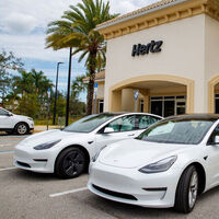 Hertz cambiará sus Tesla y demás coches eléctricos de alquiler por vehículos de gasolina. Son más rentables y tienen menos accidentes