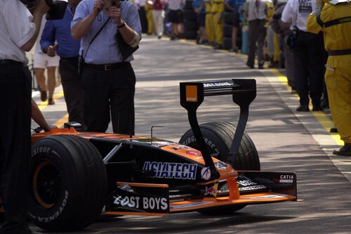 Los coches de F1 pudieron tener un enorme alerón en el morro, pero la FIA lo prohibió sin dar tiempo a probar si funcionaban