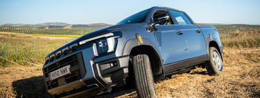 Probamos la KGM Musso: una pick-up grande más barata que un Dacia Duster, cómoda en carretera y muy capaz en el campo
