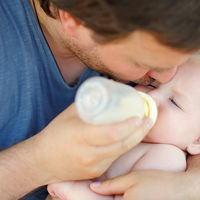 Una pareja gay se queda sin su bebé de gestación subrogada porque el padre es la pareja de la mujer