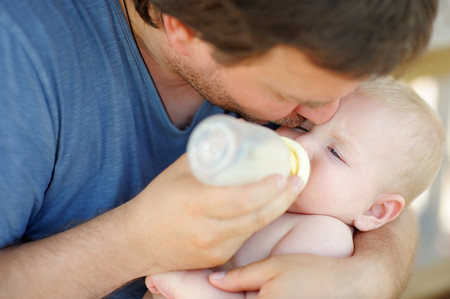 Una pareja gay se queda sin su bebé de gestación subrogada porque el padre es la pareja de la mujer