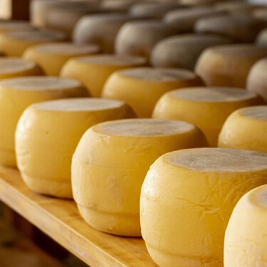El Gobierno de Estados Unidos produce su propio queso y acumula tantas toneladas que lo guarda en minas subterráneas