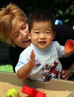 La Universidad de Sevilla ayuda a las familias que adoptan niños extranjeros