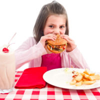 Demasiada sal, también en los menús infantiles de comida rápida