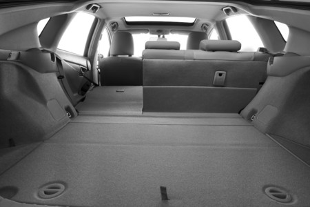 Mitos y leyendas de los maleteros en un coche híbrido: el espacio grande existe