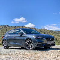 Los coches más vendidos de España en 2020: SEAT León, Dacia Sandero y Renault Clio en el podio